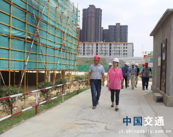 南昌市質(zhì)監(jiān)站領(lǐng)導(dǎo)蒞臨象湖隧道、九洲高架安置房項(xiàng)目檢查指導(dǎo)工作